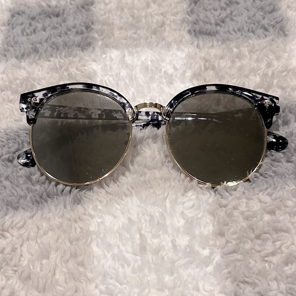 Sunglasses - Picture 2 of 9